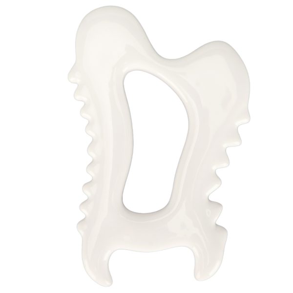 Outil blanc cassé aux bords crantés, présenté verticalement sur fond blanc.